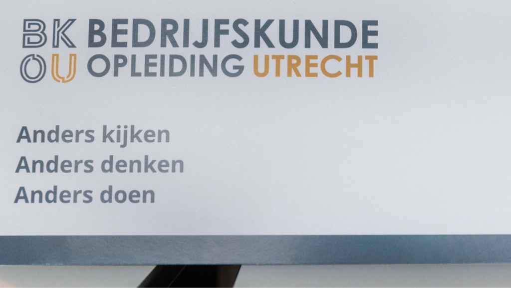 Naamkaartje met Anders kijken, anders denken, anders doen bij Bedrijfskunde Opleiding Utrecht