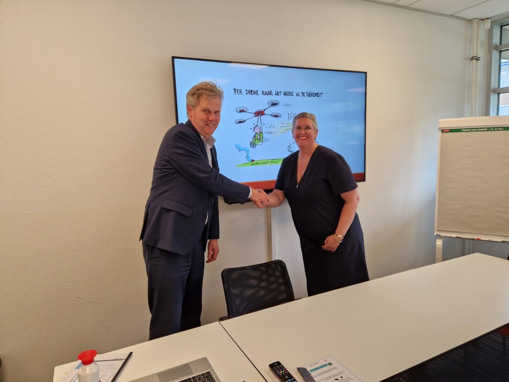 Foto van docent Francois van Heurn en een student na het eindassessment