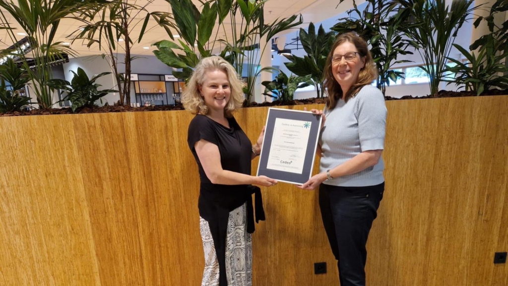Overhandiging van CEDEO-certificaat. Score CEDEO voor BKOU 9,9!