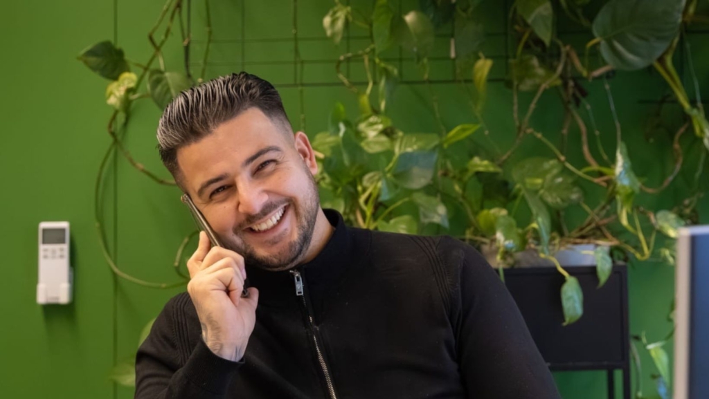 Yusuf, student BKOU, lachend aan de telefoon