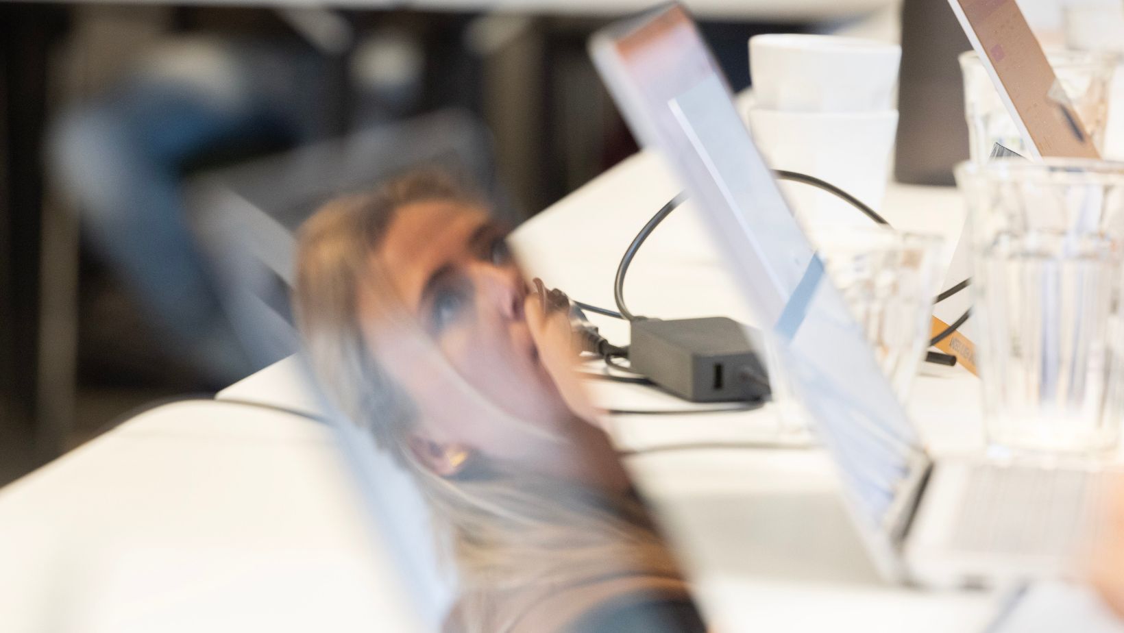 Weerspiegeling student in laptop 
