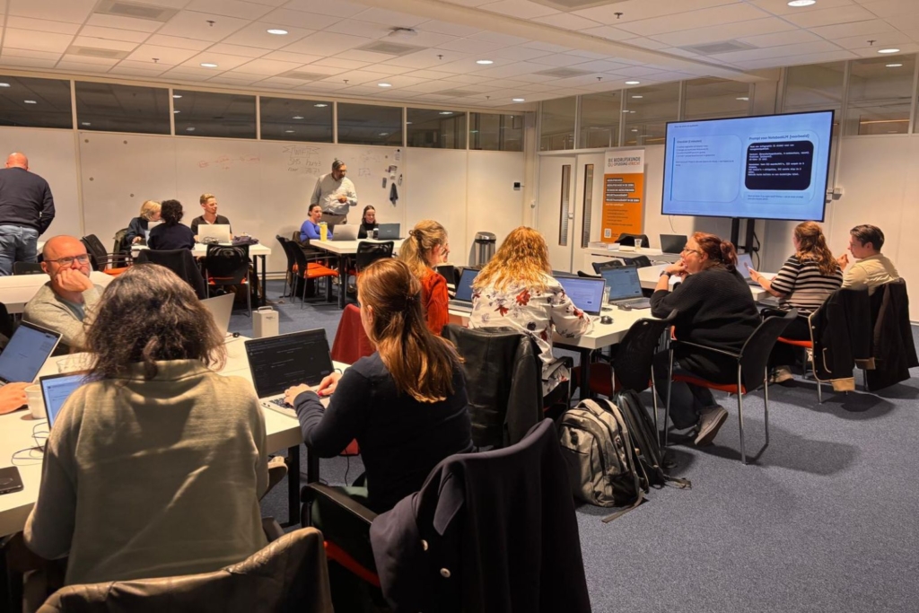 Studenten en docent Shiva Jaggan bij een thema-avond over digitale transformatie en AI