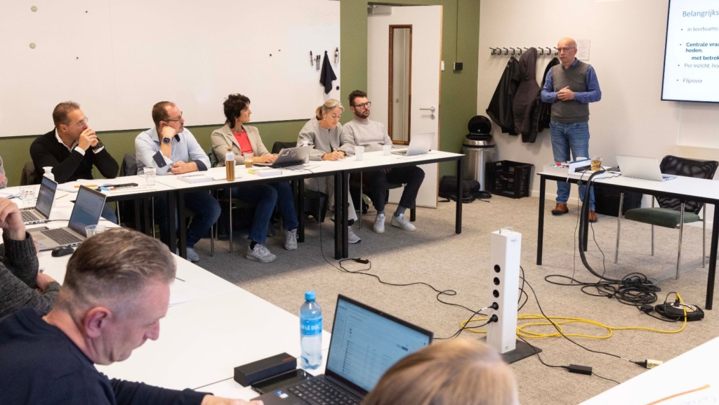 Studenten en docent in de klas bij BKOU
