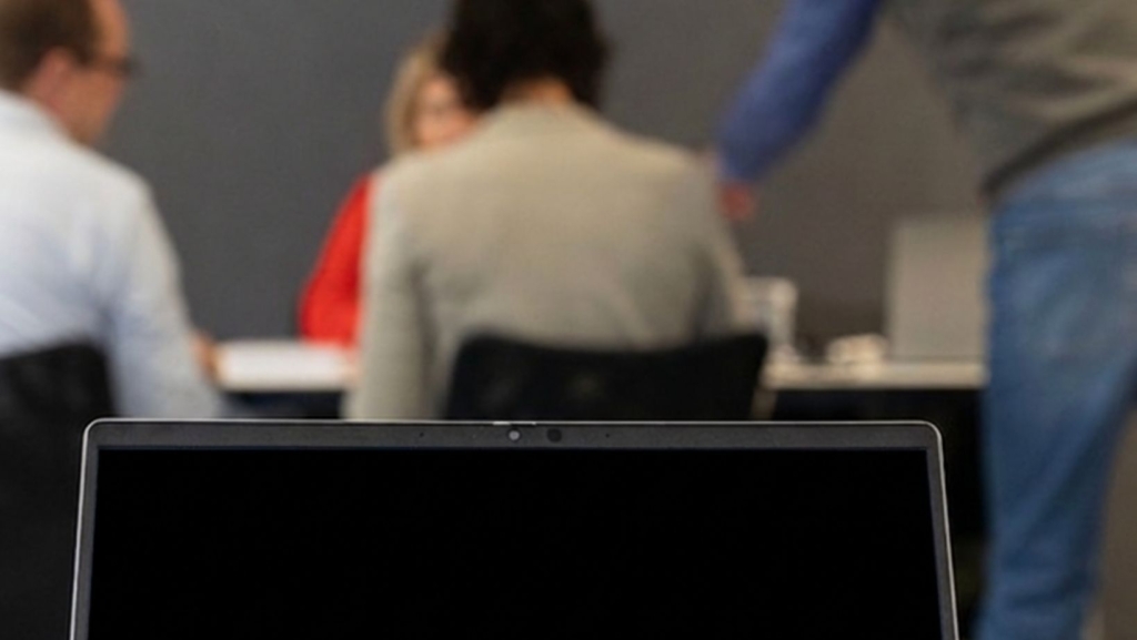 Studenten in de klas bij een college over stakeholdermanagement