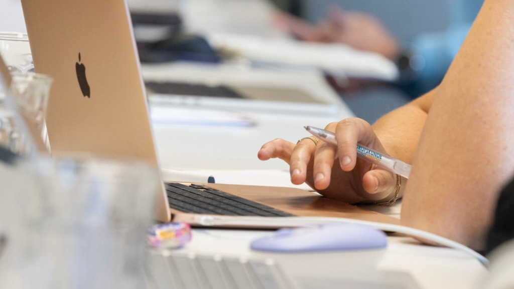 Een werkende professional die AI als hulpmiddel gebruikt en zelf de uitkomsten beoordeelt