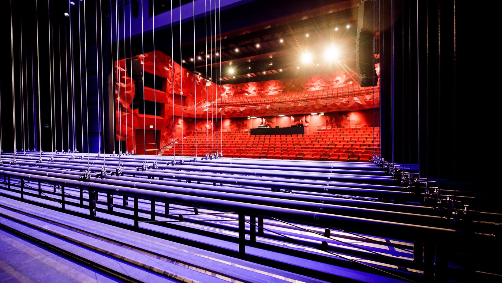 Flybars in Theater Zuidplein Rotterdam gemaakt door BEO Groep